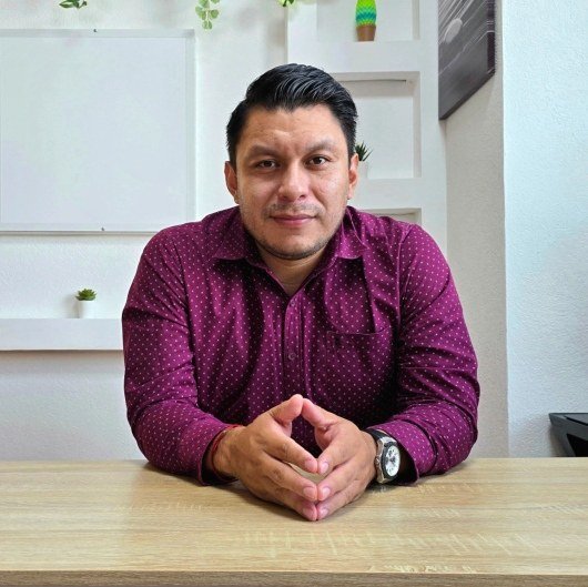 Christian J. Mayoral Hernández, psicólogo, en su consultorio